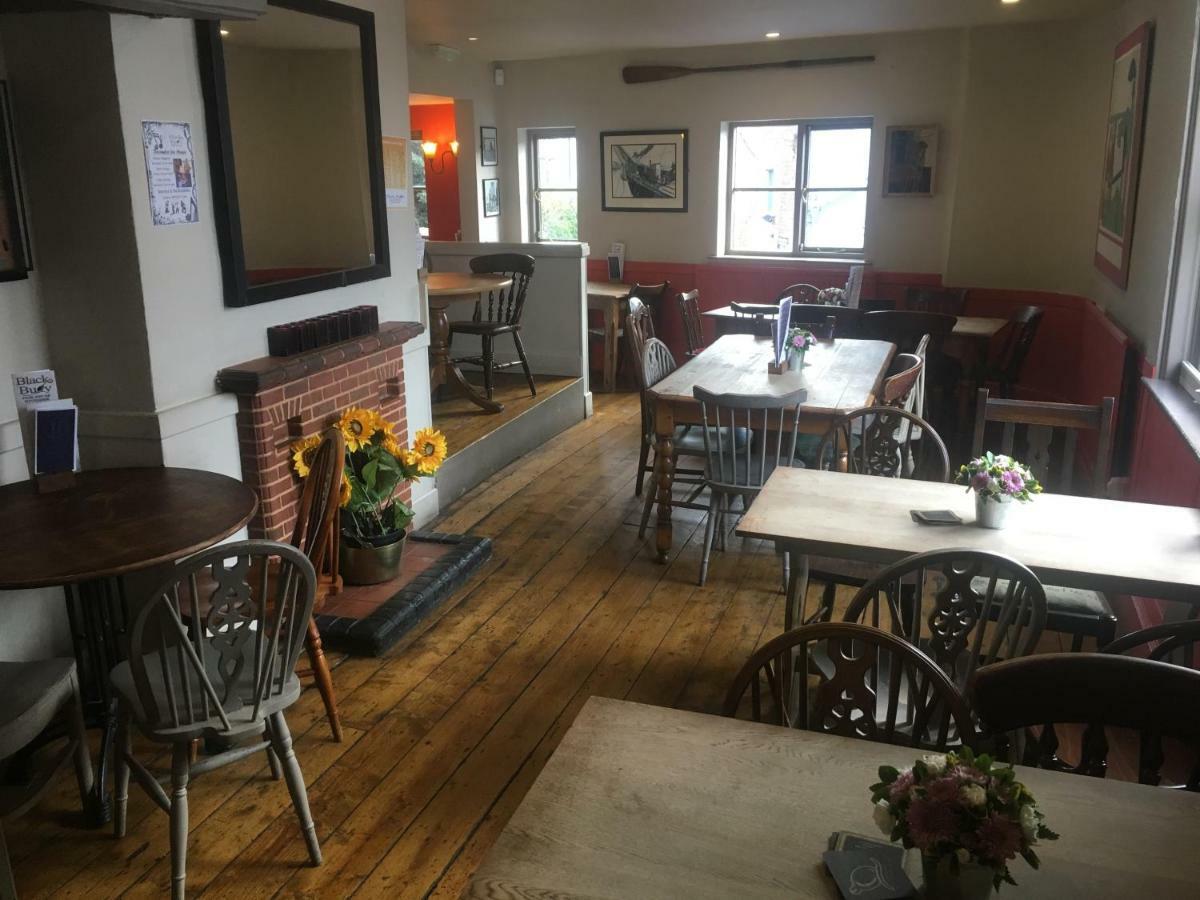 Black Buoy Inn Wivenhoe 外观 照片